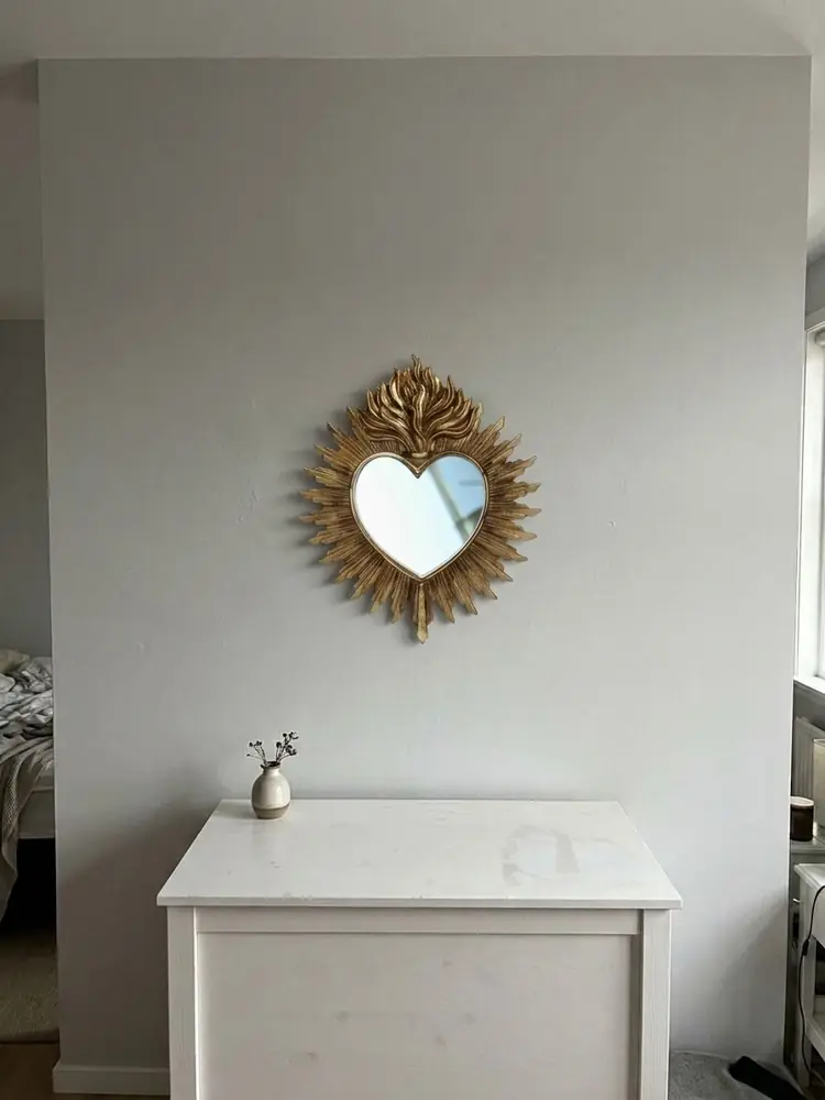 Spejl over en kommode, efter